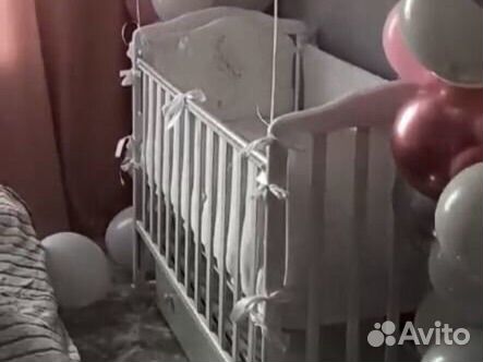 Детская кроватка с маятником
