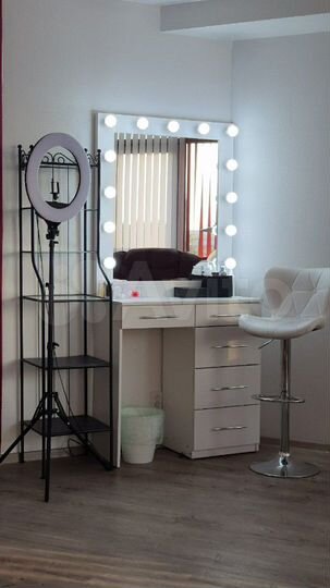 Место для бровиста, визажиста, мастера по прическа