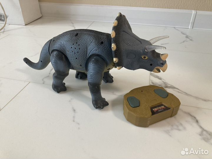 Динозавр трицератопс