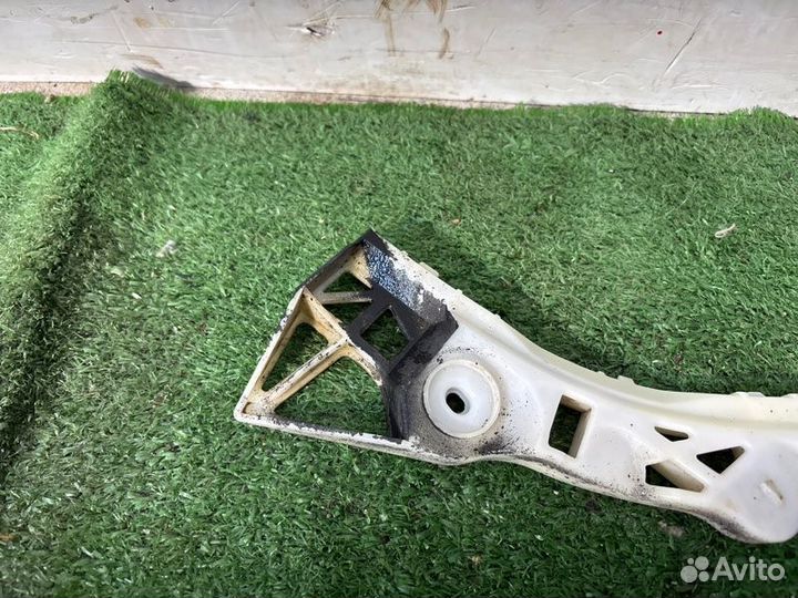 Кронштейн бампера задний правый Mazda 3 хетчбек Z6