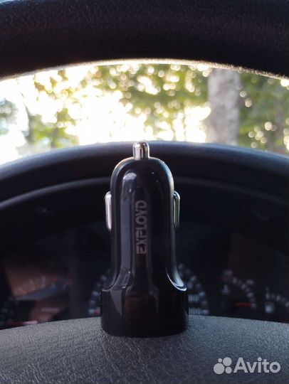 Автомобильная зарядка для телефона