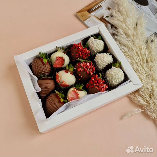 Клубника, бананы, финики в шоколаде набор