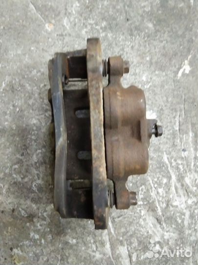 Суппорт передний левый Митсубиси Аутлендер XL