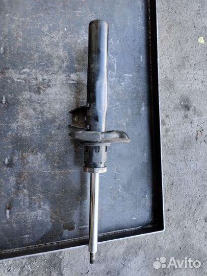 Стойка передняя jetta 5