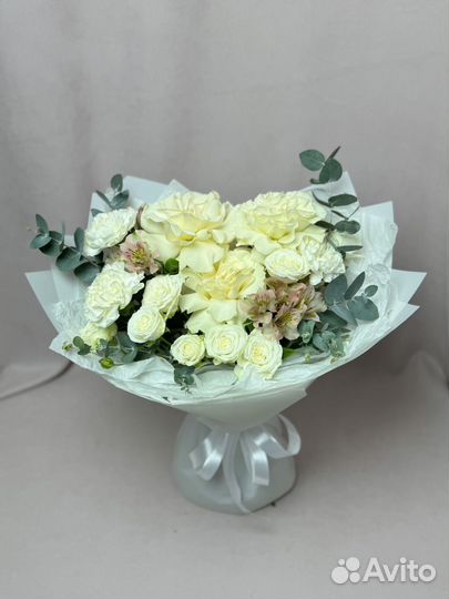 Красивый сборный букет, в 2х цветах