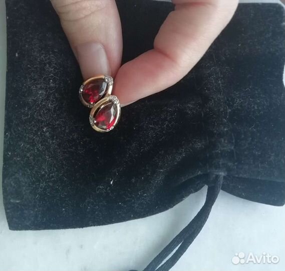 Серьги с камнем