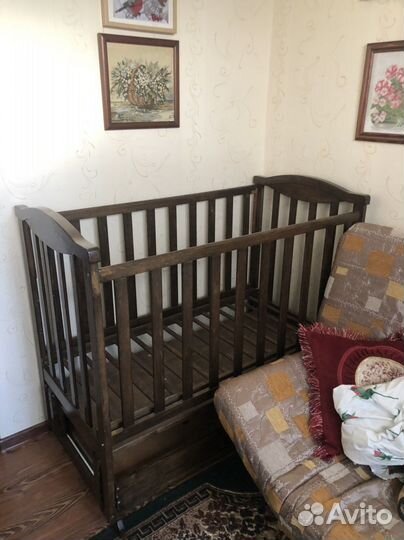 Детская кроватка с маятником и ящиком