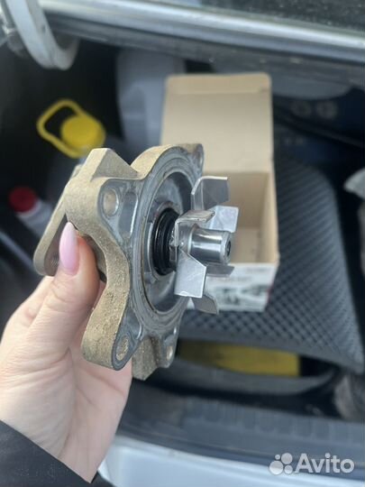 Помпа на toyota corolla 120, 121