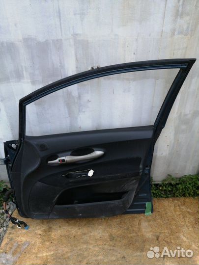 Дверь передняя правая Toyota Auris NZE151