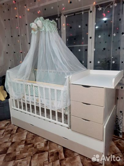 Детская кроватка с маятником