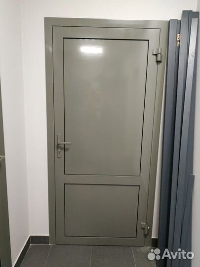 Дверь алюминиевая со стеклом