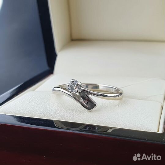 Кольцо из белого золота с фианитом