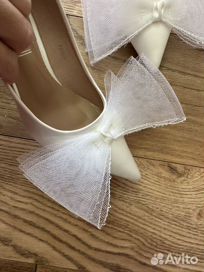 Туфли 38 39 шоурум белые