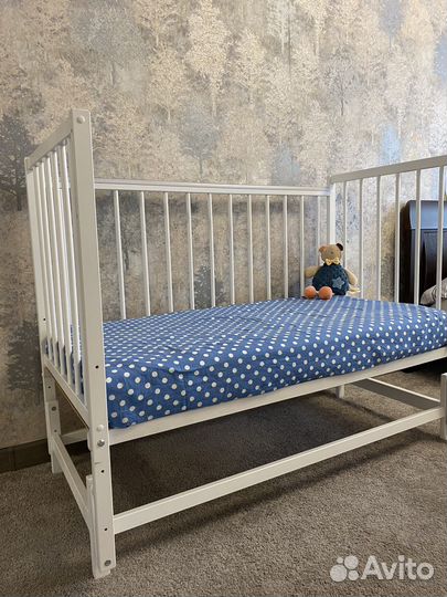 Детская кроватка с маятником белая