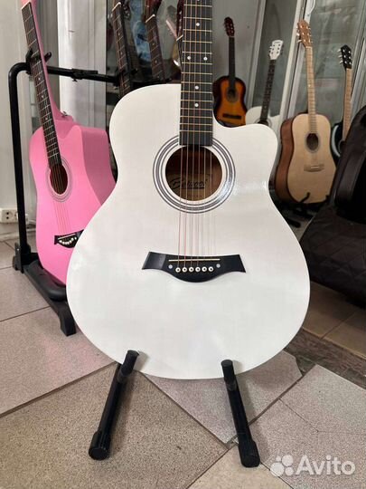 Акустическая гитара белая