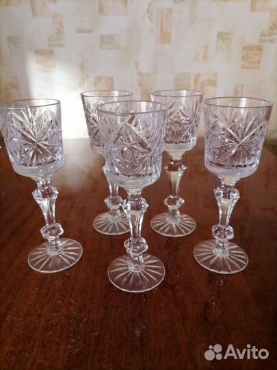 Хрустальные рюмки на ножке