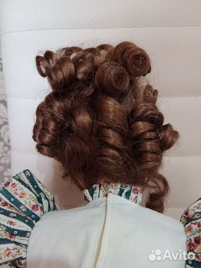 Кукла фарфоровая