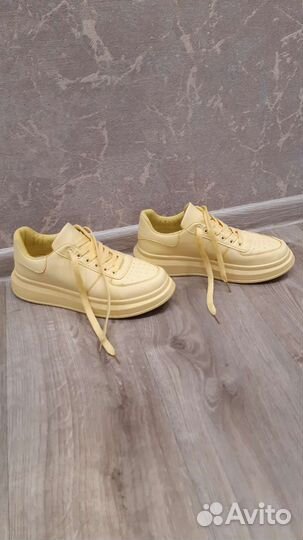 Кроссовки женские