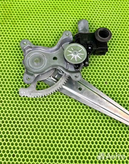 Мотор стеклоподъемника задний правый Toyota Land