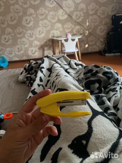 Степлер для бумаг + скобы в подарок