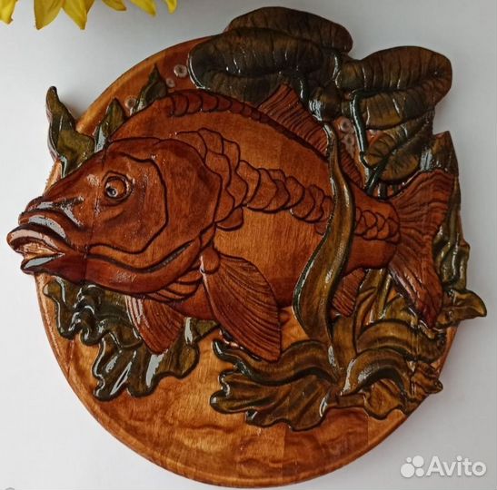 Резное деревянное настенное панно 