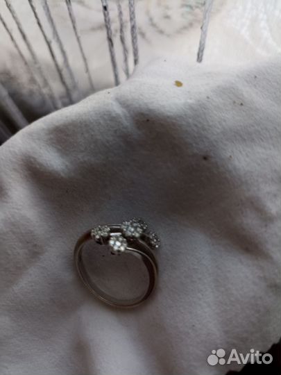 Кольцо из белого золота с бриллиантом