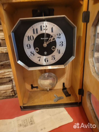 Часы настенные янтарь чёрный циферблат