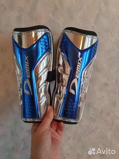 Щитки футбольные demix