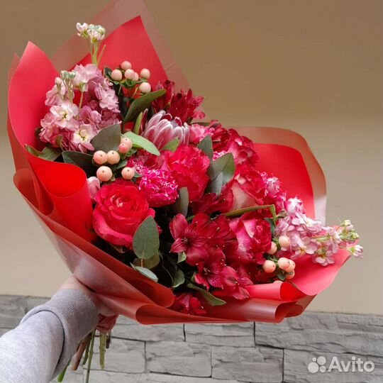 Букет с розами и протеей