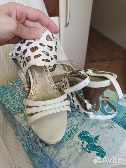 Cavaletto Босоножки белые 38 размер