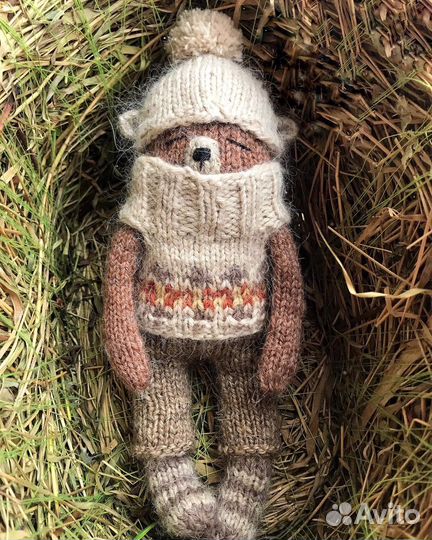 Вязанный мишутка на спицах