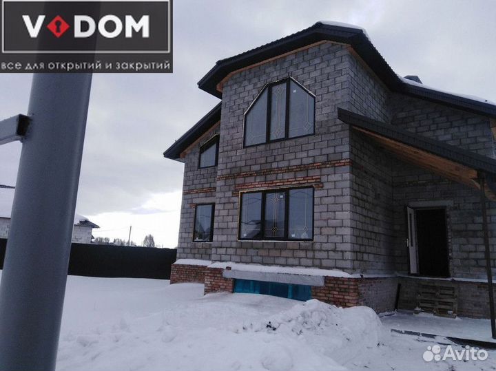 Пластиковая балконная дверь с окном