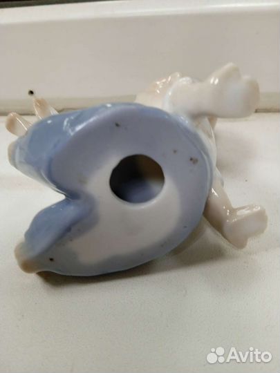 Фарфоровая фигурка