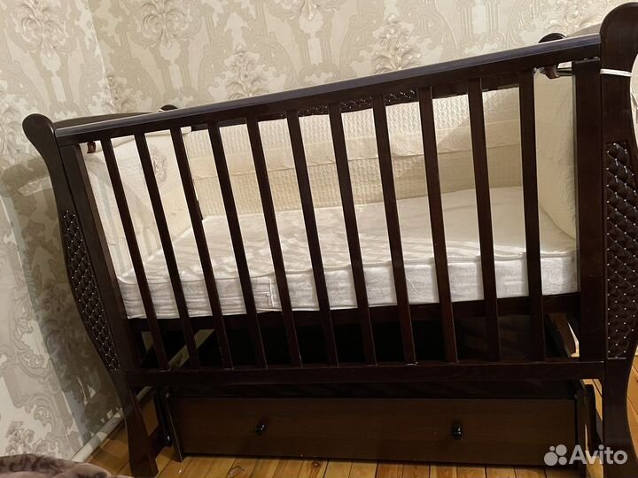 Детская кроватка с маятником и ящиком