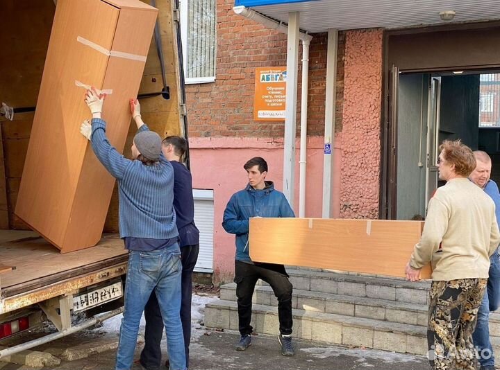 Грузчики. Бригада грузчиков. Рабочие руки