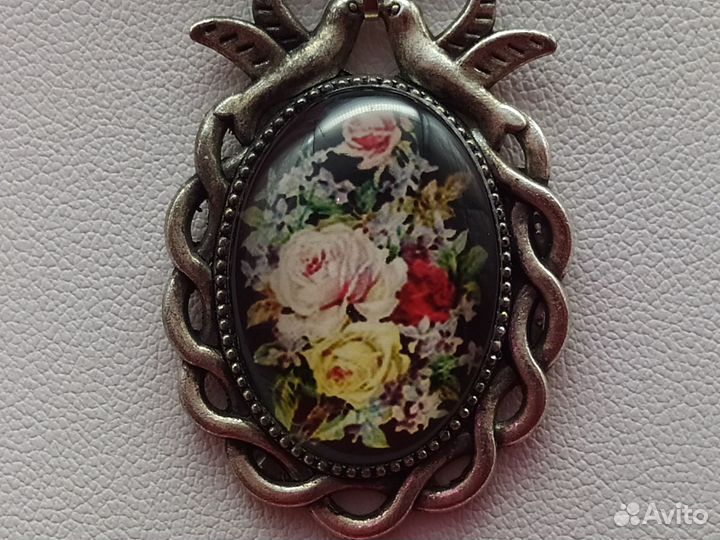 Кулон в стиле Ар-Нуво 