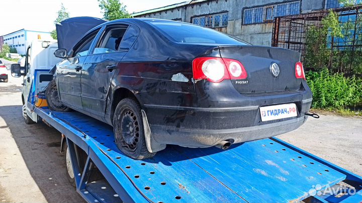 Обшивка стойки средней верхняя левая Volkswagen Passat B6 3C0868417