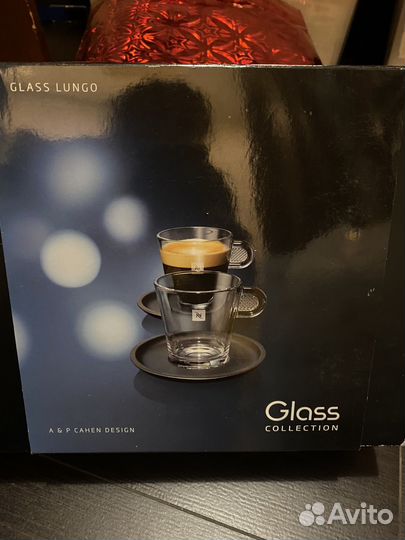 Две большие кофейные чашки с блюдцами