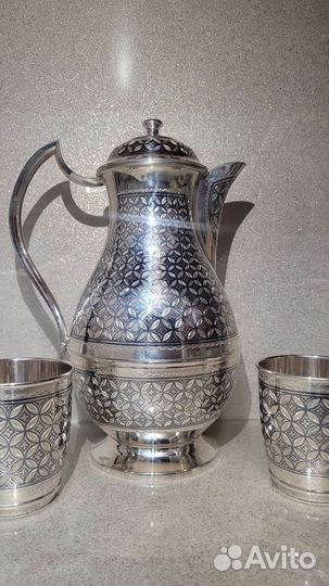 Кувшин и два стакана