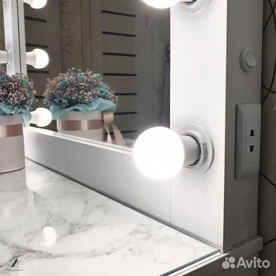 Туалетный столик визажиста с гримерным зеркалом