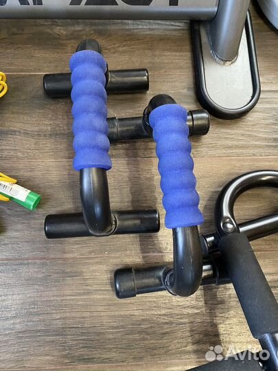 Спортивный инвентарь:турник, скамья, блины, грифы