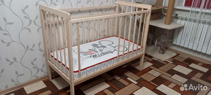 Продам кроватку с маятником