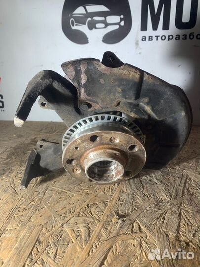 Кулак поворотный передний правый Skoda Octavia 1U