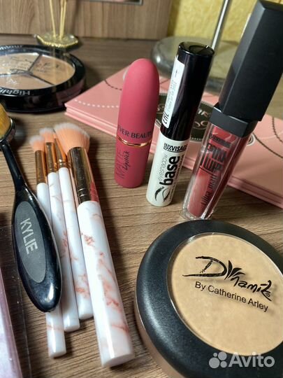 Косметика разная кисти тени