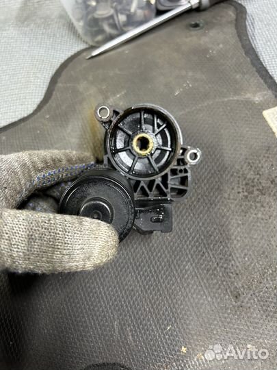 Мотор стояночного тормоза правый jaguar f-pace