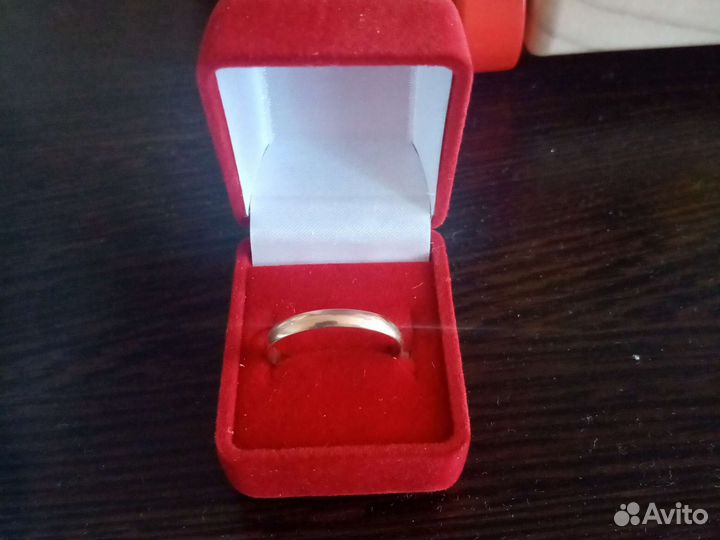 Золотое обручальное кольцо