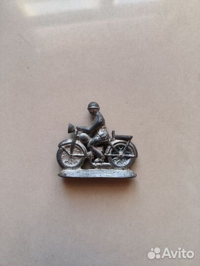 Игрушечный солдат на мотоцикле СССР