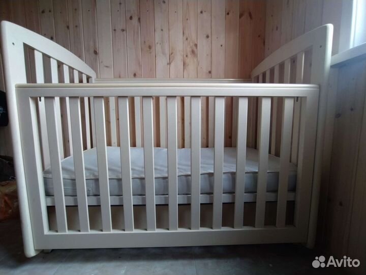 Детская кроватка с маятником и ящиком