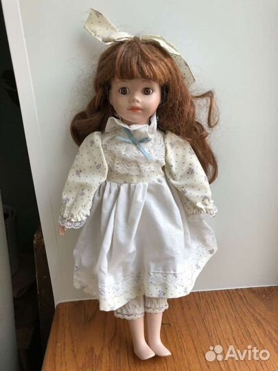 Кукла фарфоровая