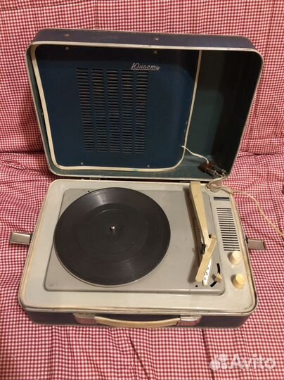 Проигрыватель винила юность